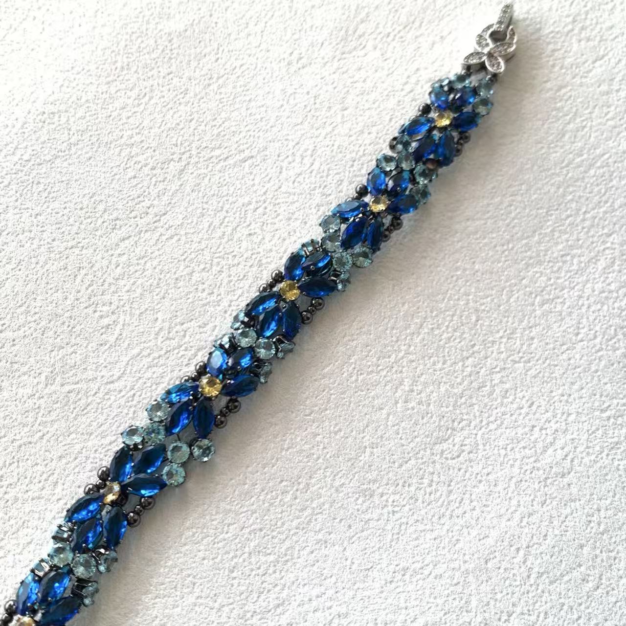 Handgefertigtes Perlen- und Aquamarinarmband