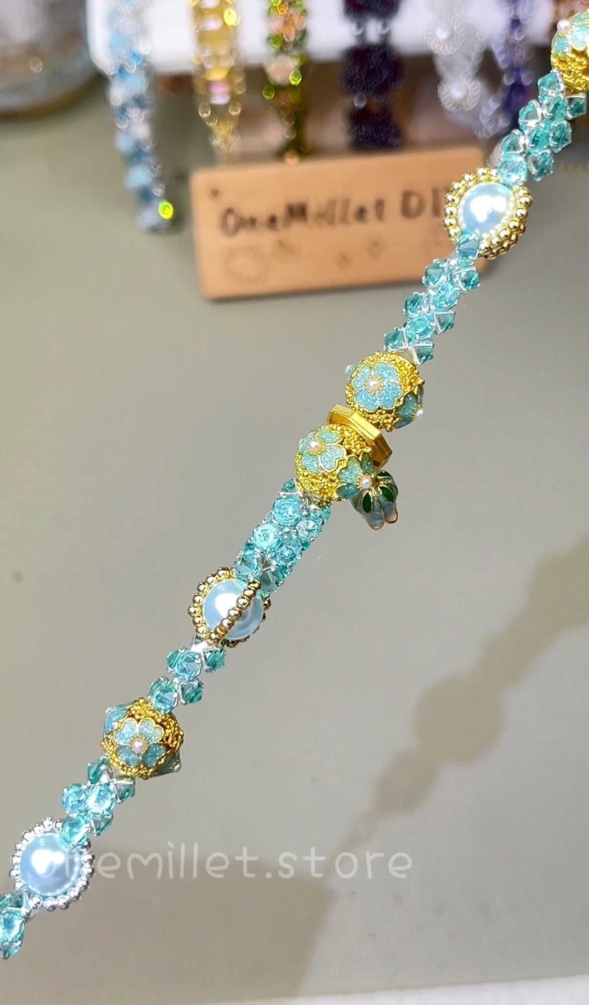 Handgefertigtes Perlen- und Aquamarinarmband