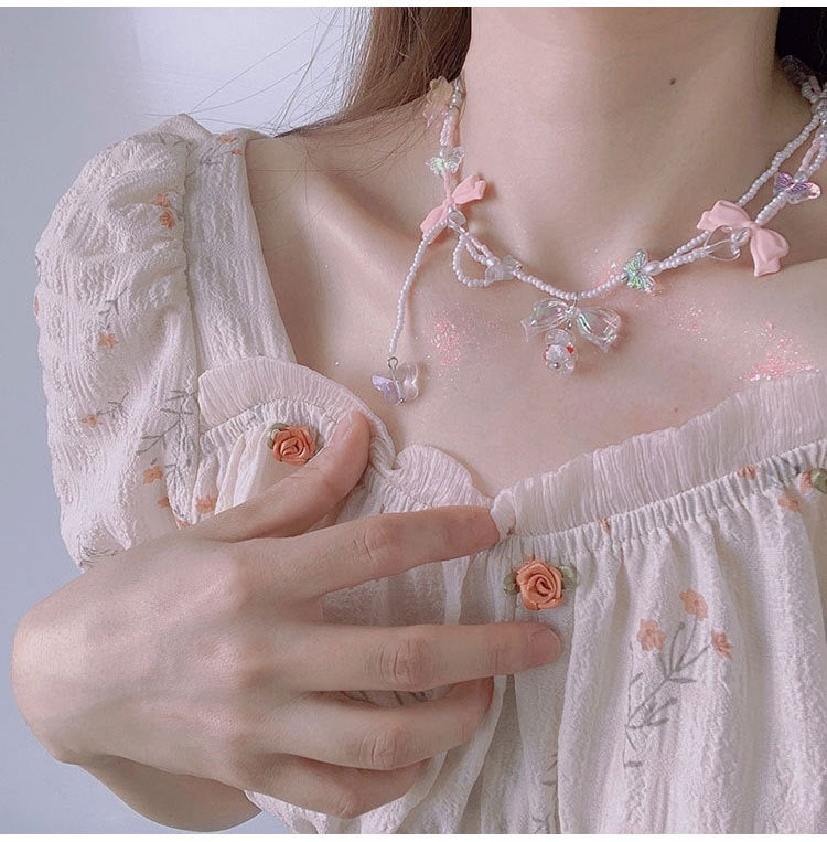 Collar hecho a mano con cuentas de cristal y perlas brillantes con lazo de mariposa