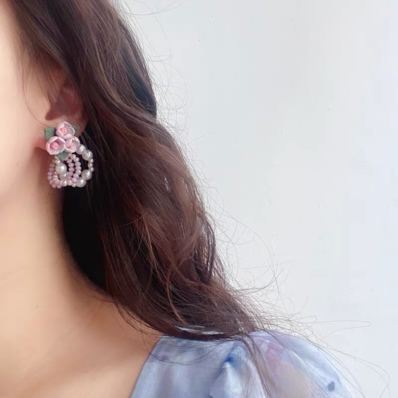 Handgemachte Perlenohrringe mit lila Blumen