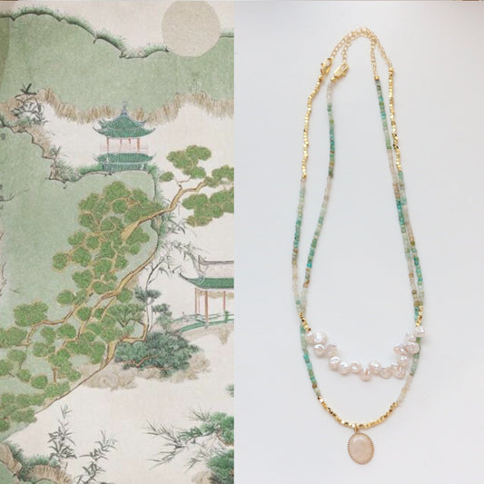 Handgefertigte Halskette aus 18 Karat Gold mit grünem Naturstein und Perlen