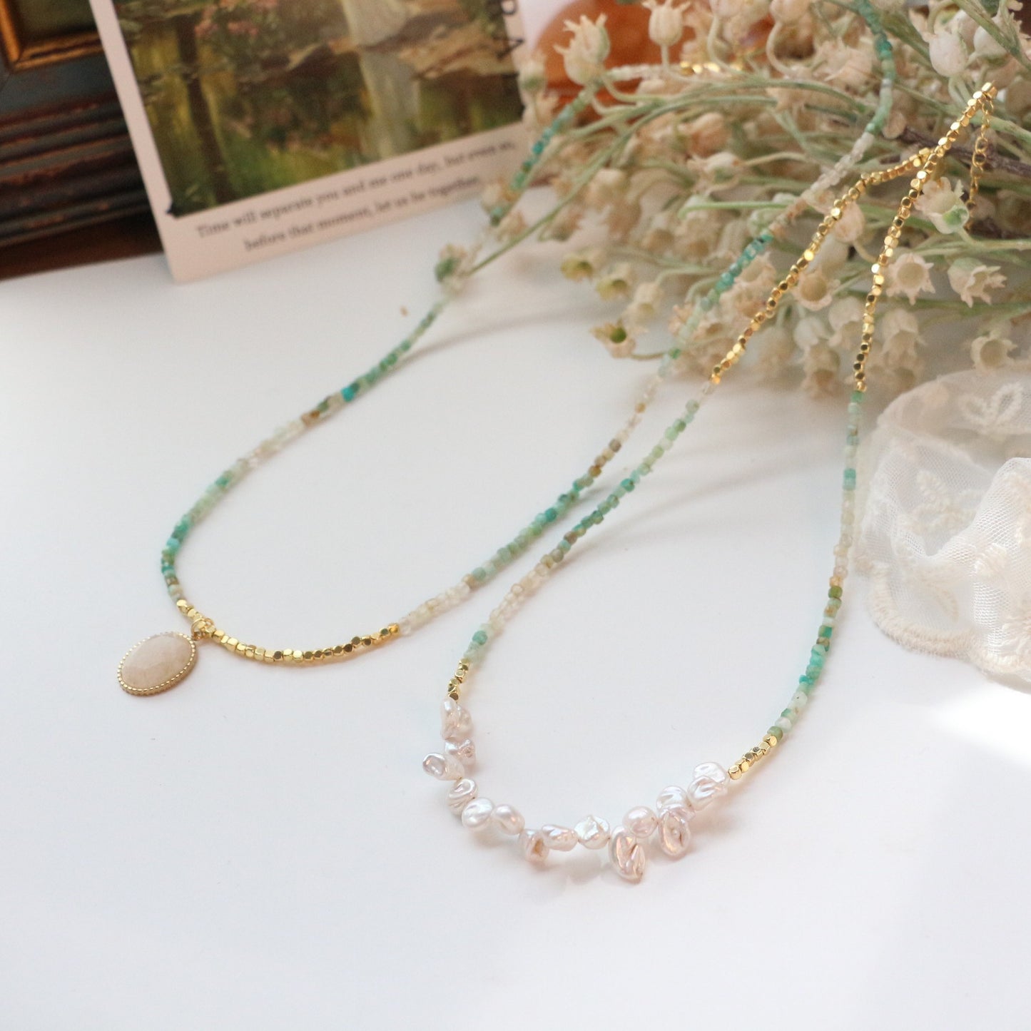 Collar artesanal de oro de 18k con piedra natural verde y perlas