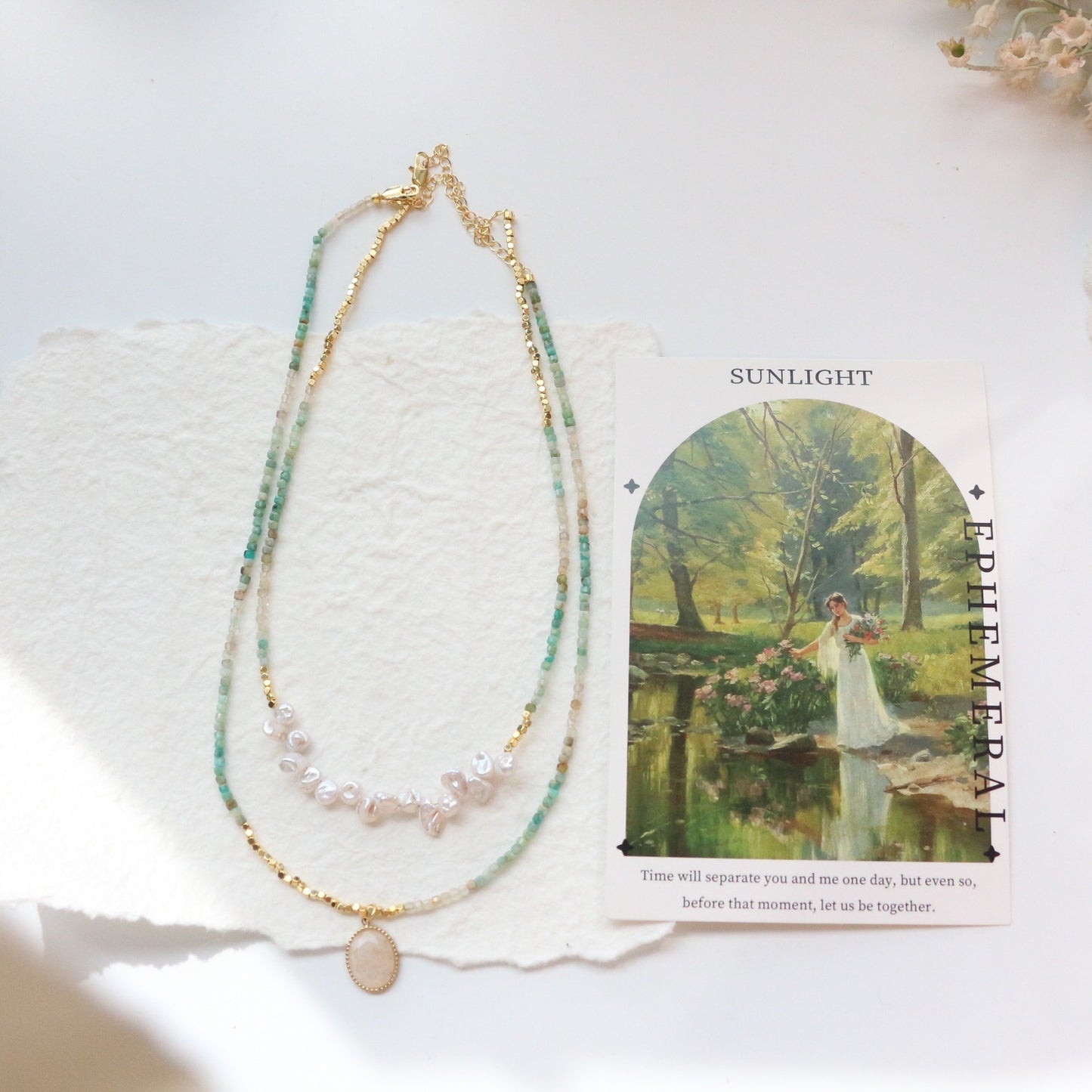 Collar artesanal de oro de 18k con piedra natural verde y perlas