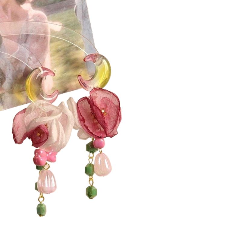 Pendientes de cuentas hechos a mano con diseño de pétalos