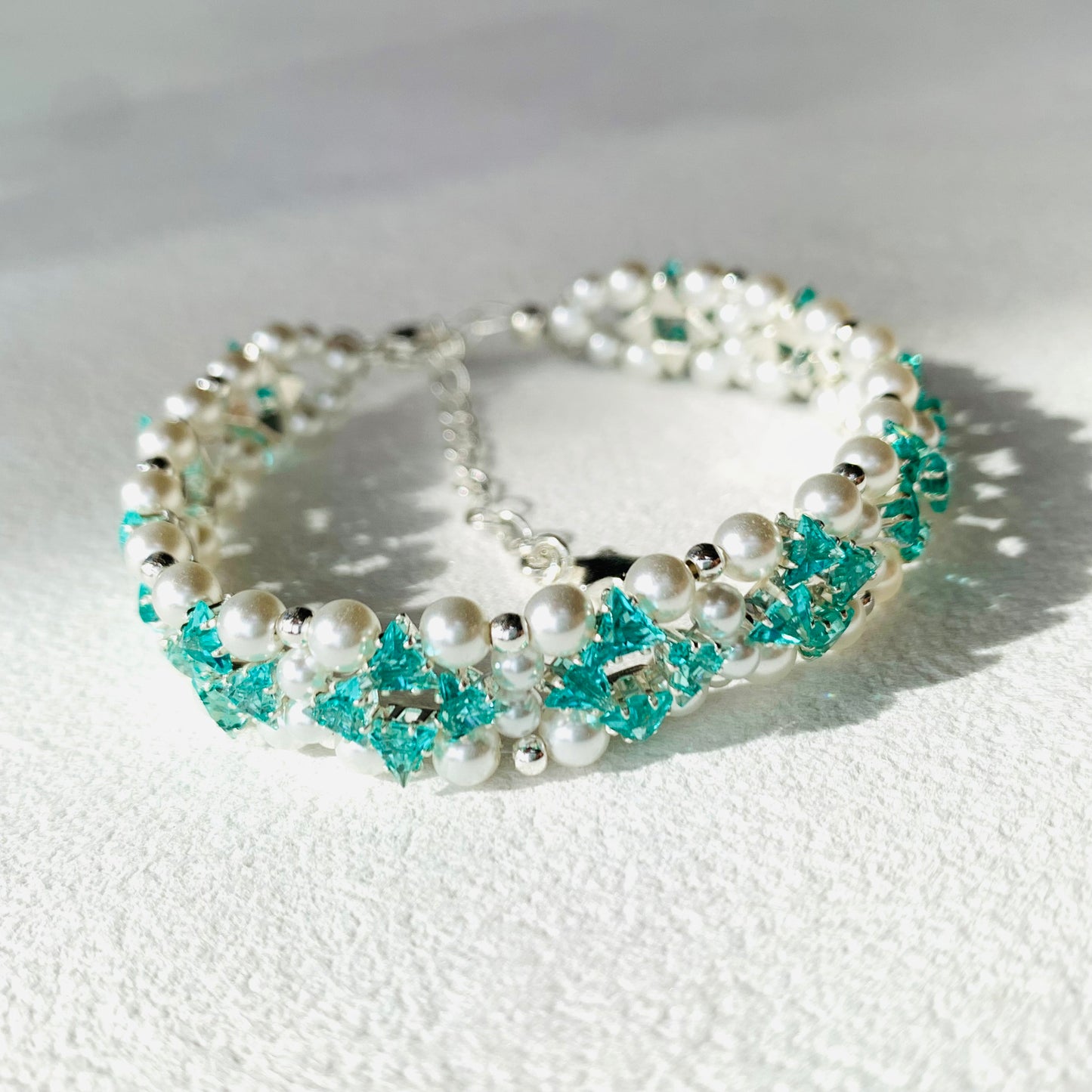 Handgefertigtes Perlen- und Aquamarinarmband