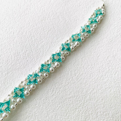 Handgefertigtes Perlen- und Aquamarinarmband