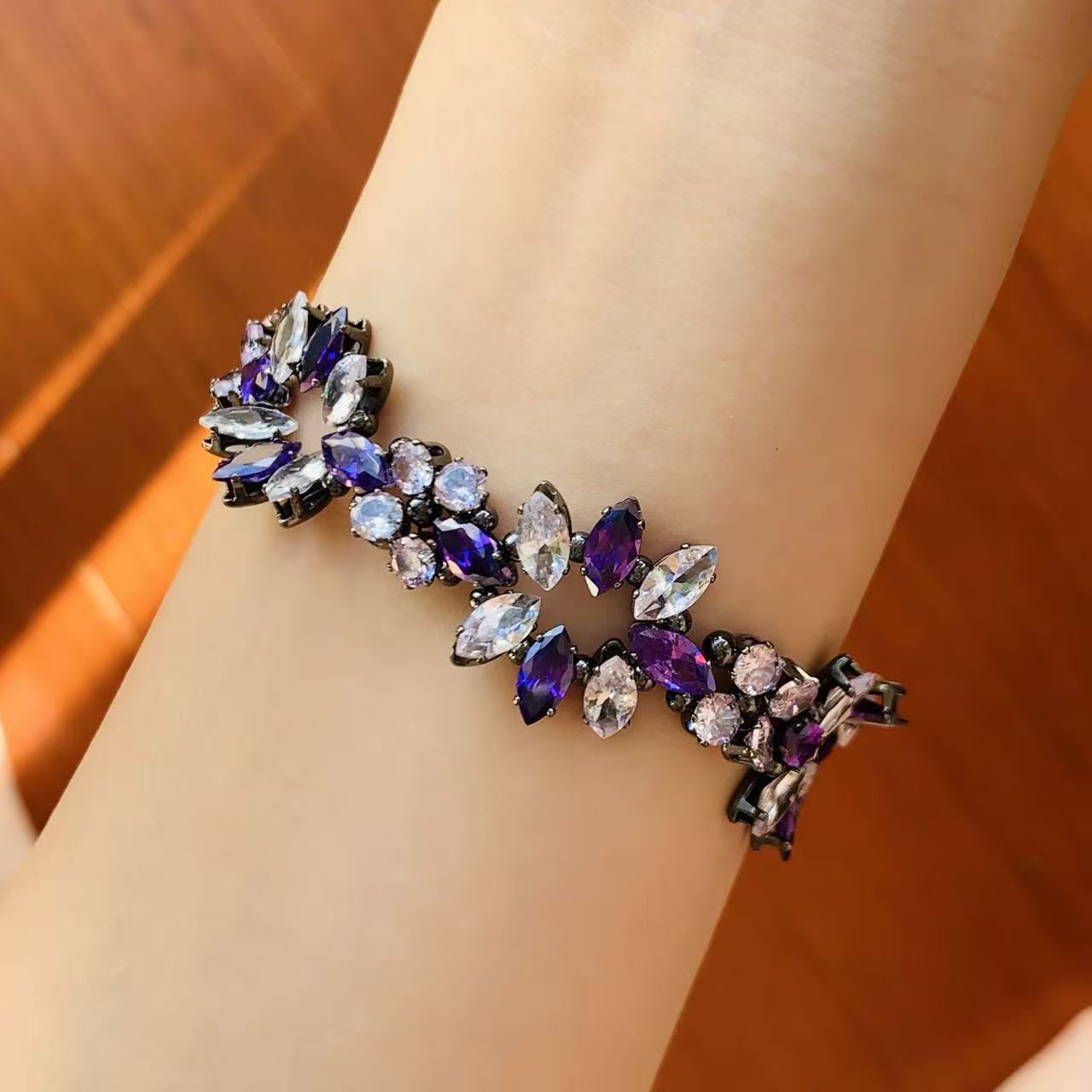 Handgefertigtes Perlen- und Aquamarinarmband