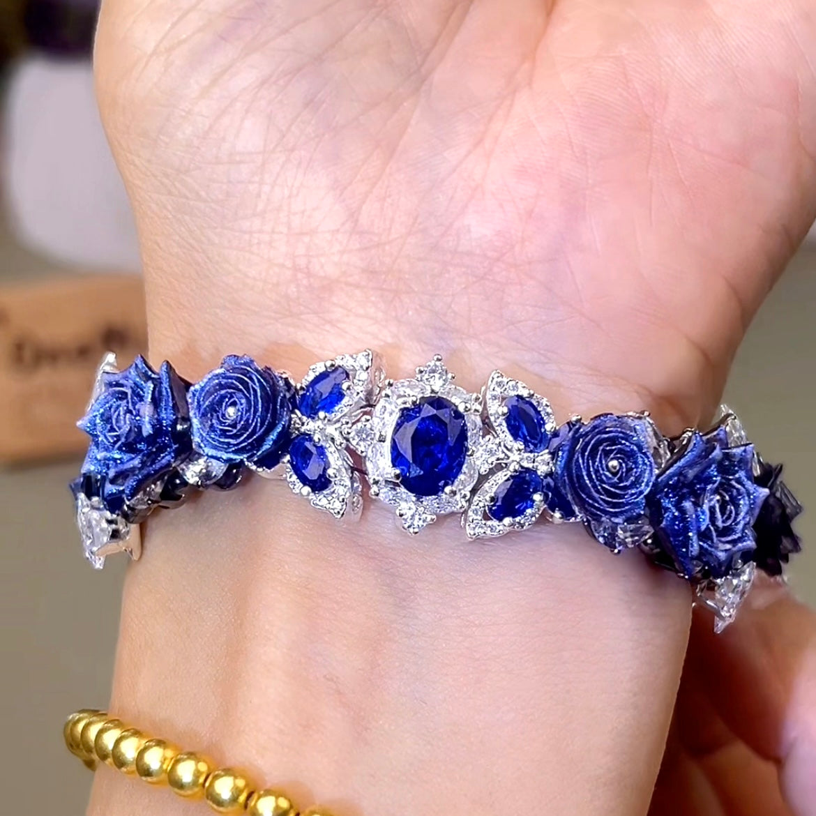 Handgefertigtes Perlen- und Aquamarinarmband