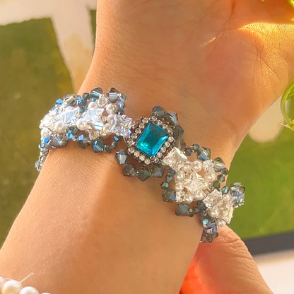 Handgefertigtes Perlen- und Aquamarinarmband