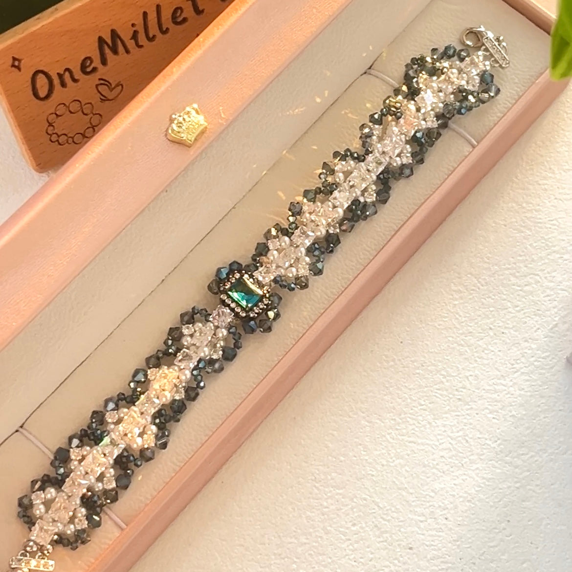 Handgefertigtes Perlen- und Aquamarinarmband