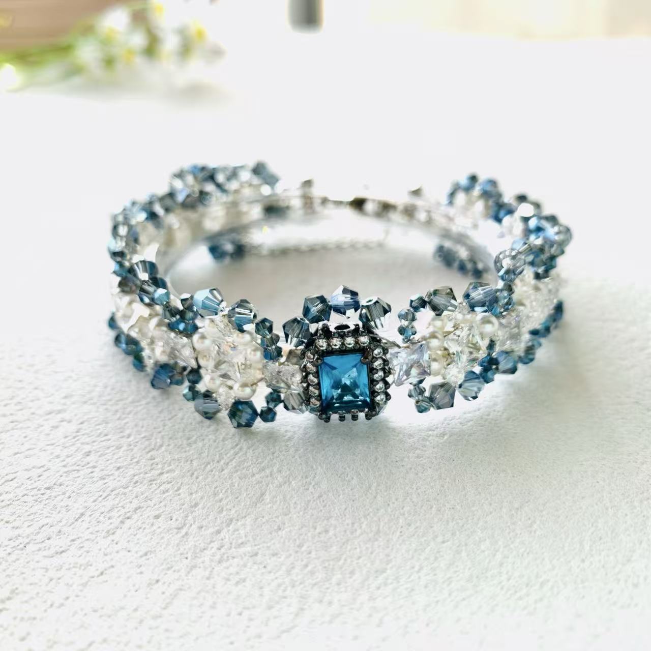 Handgefertigtes Perlen- und Aquamarinarmband