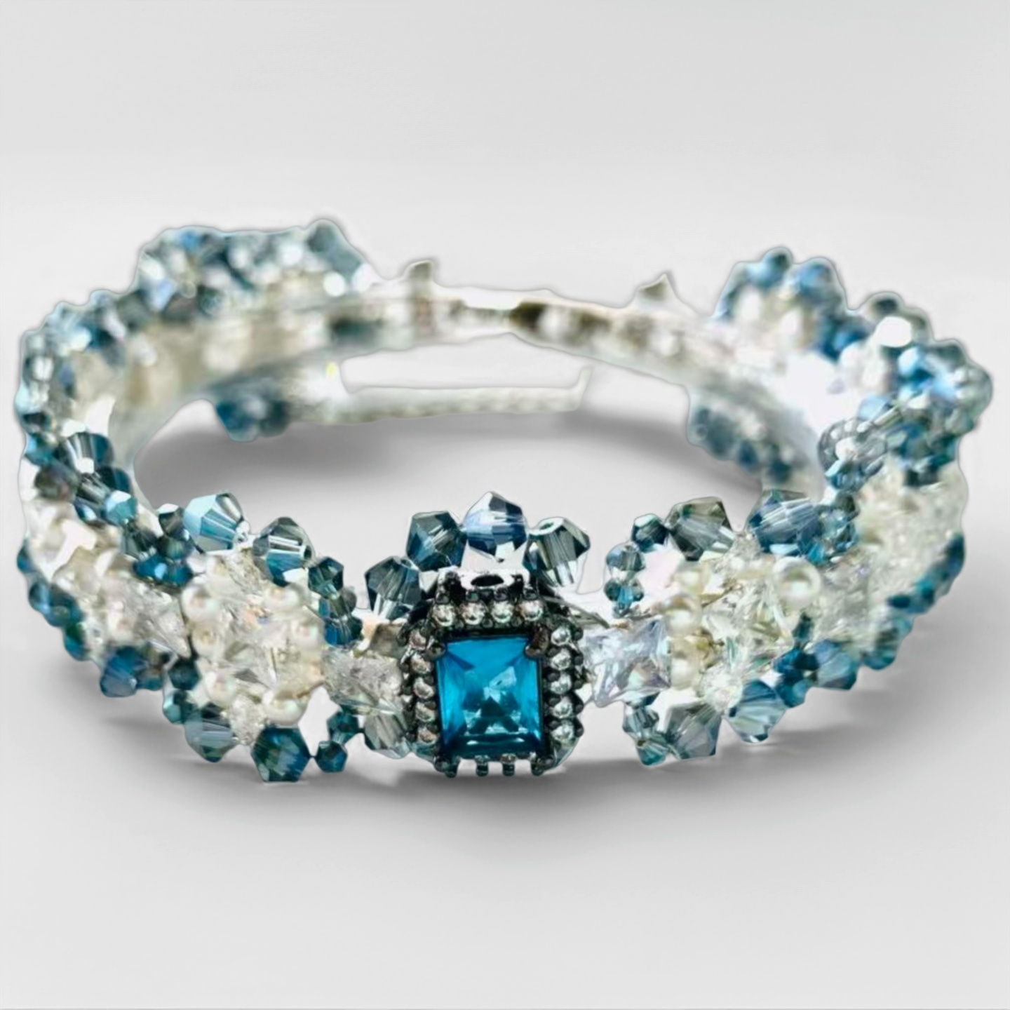 Handgefertigtes Perlen- und Aquamarinarmband