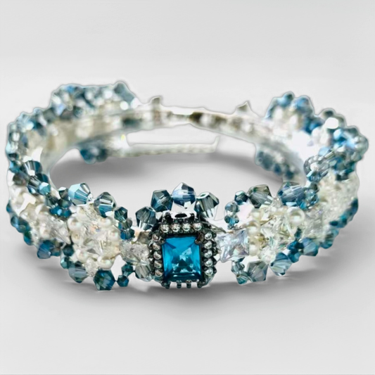 Handgefertigtes Perlen- und Aquamarinarmband