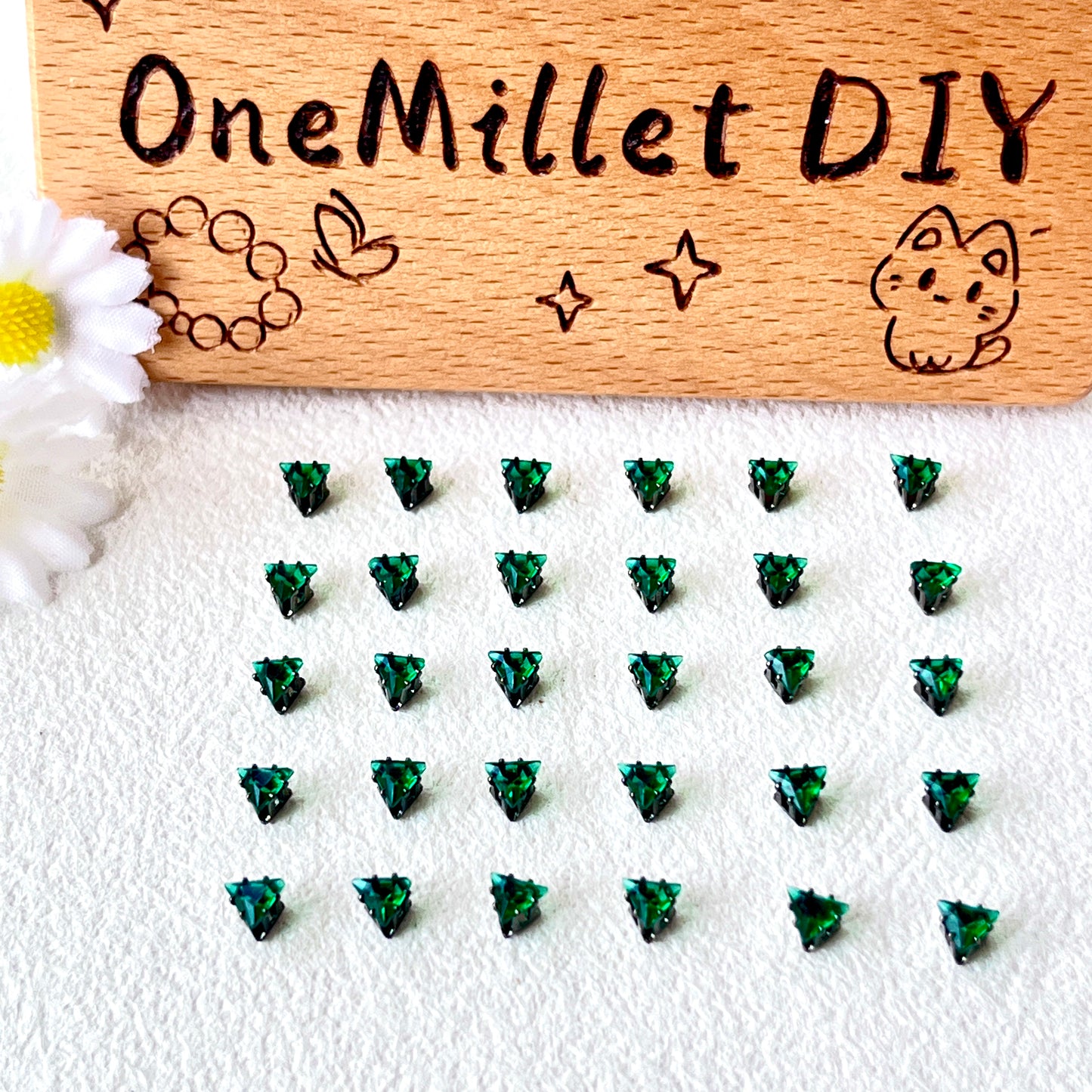 OneMillet Black-Base Triangle  Zirconia Stone 4mm