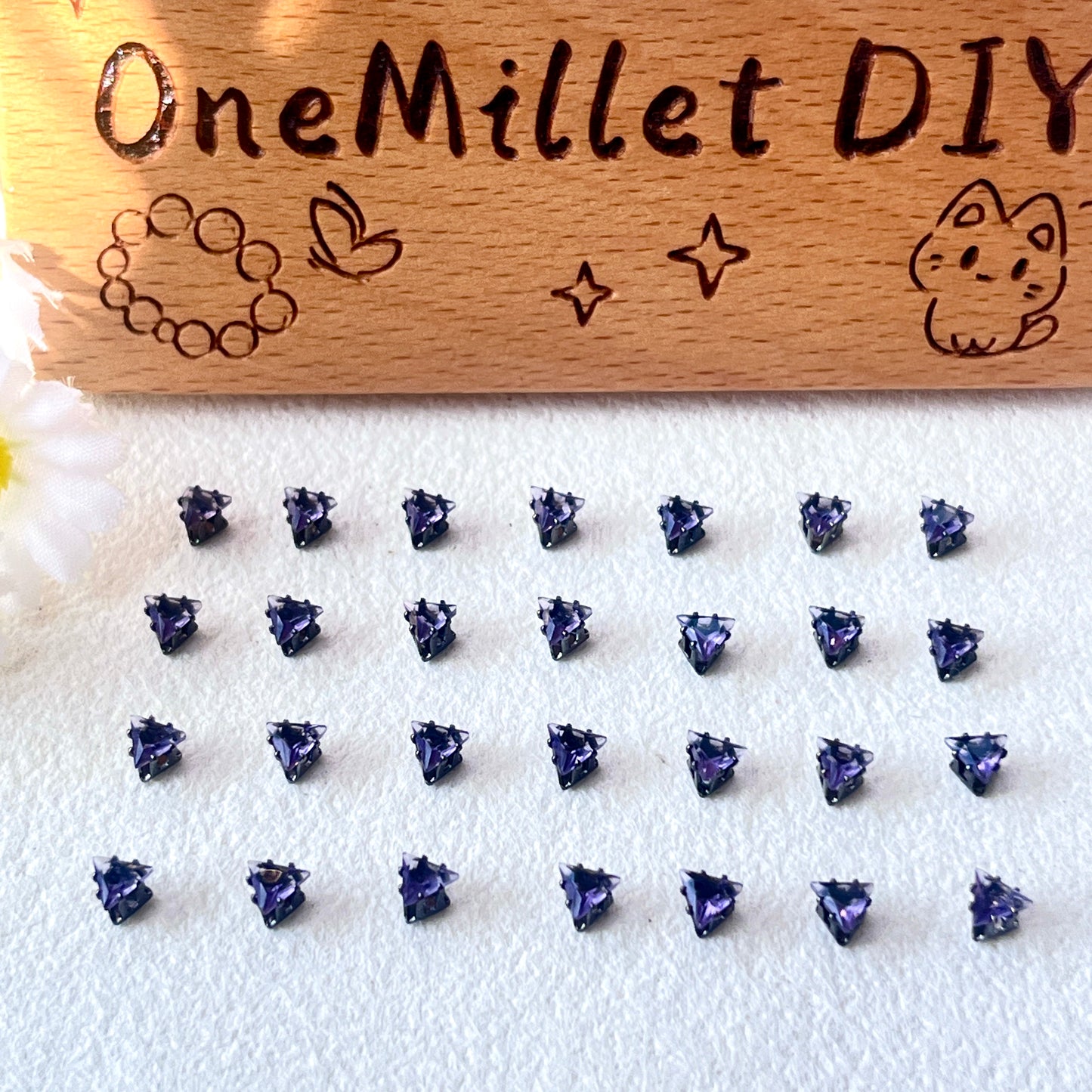 OneMillet Black-Base Triangle  Zirconia Stone 4mm