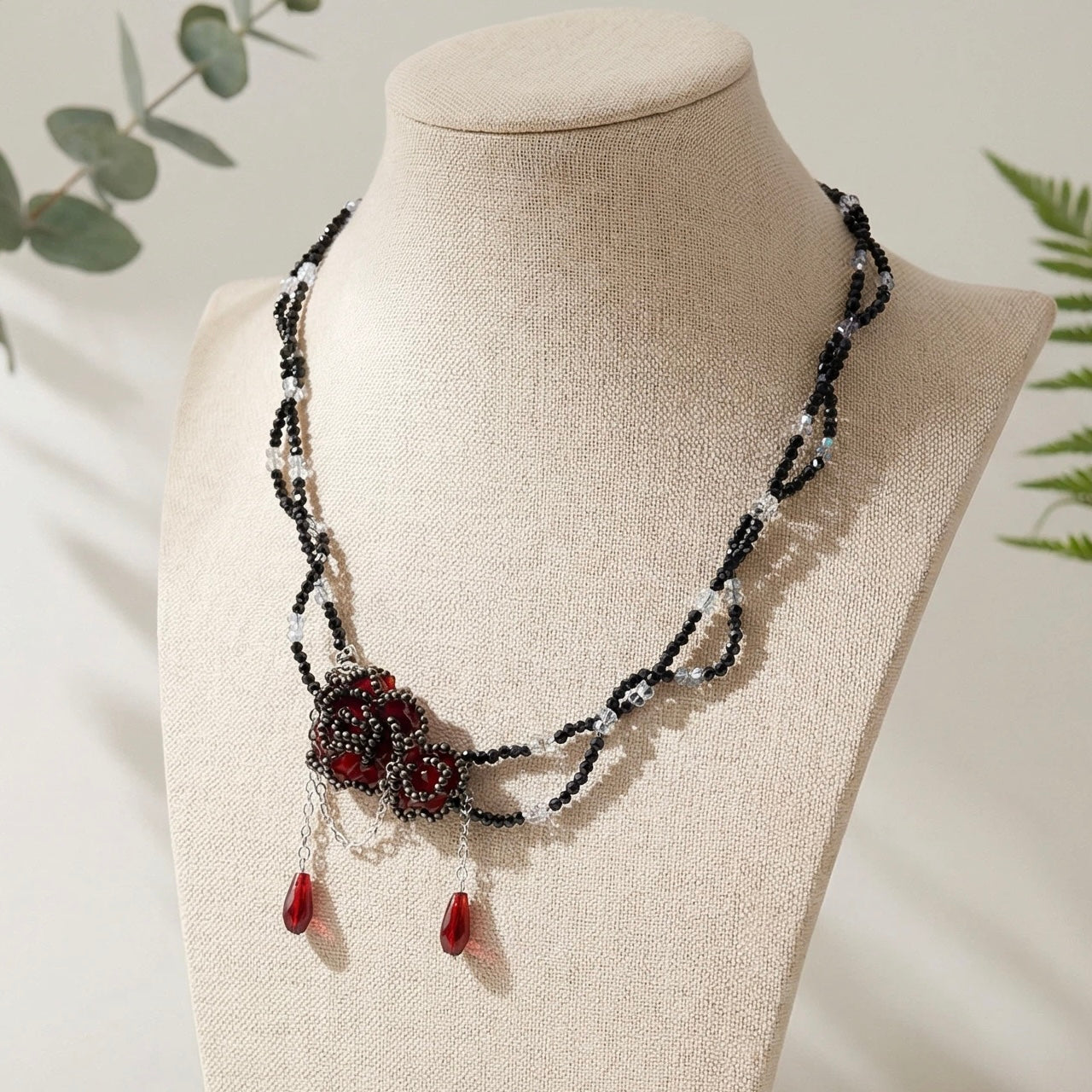 Handgefertigtes Perlen- und Aquamarinarmband