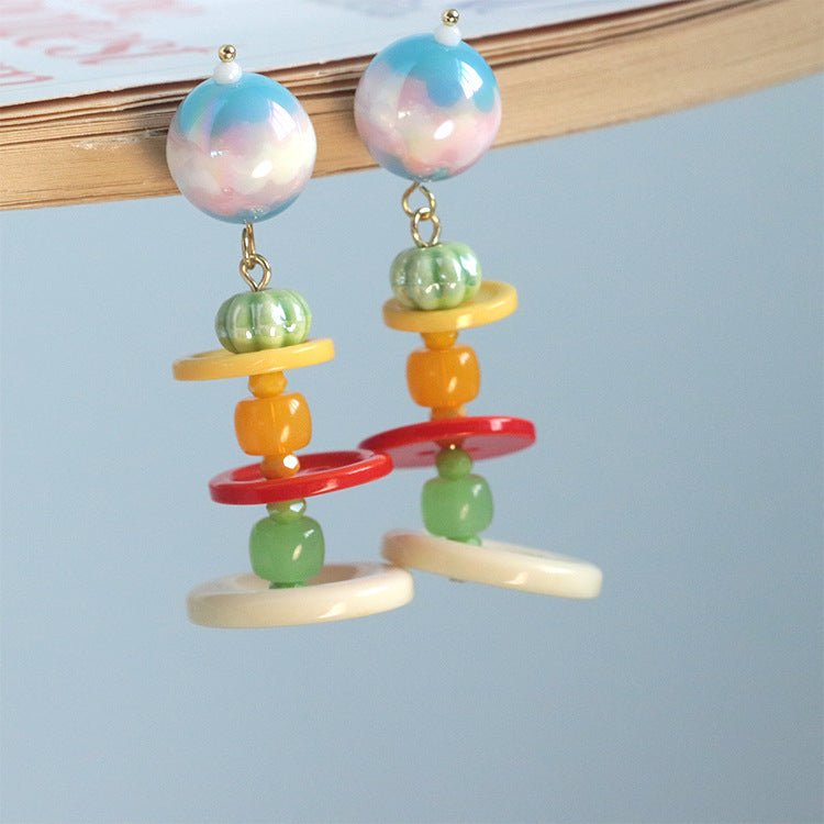 Pendientes de botón coloridos: contraste encantador y estilo divertido 