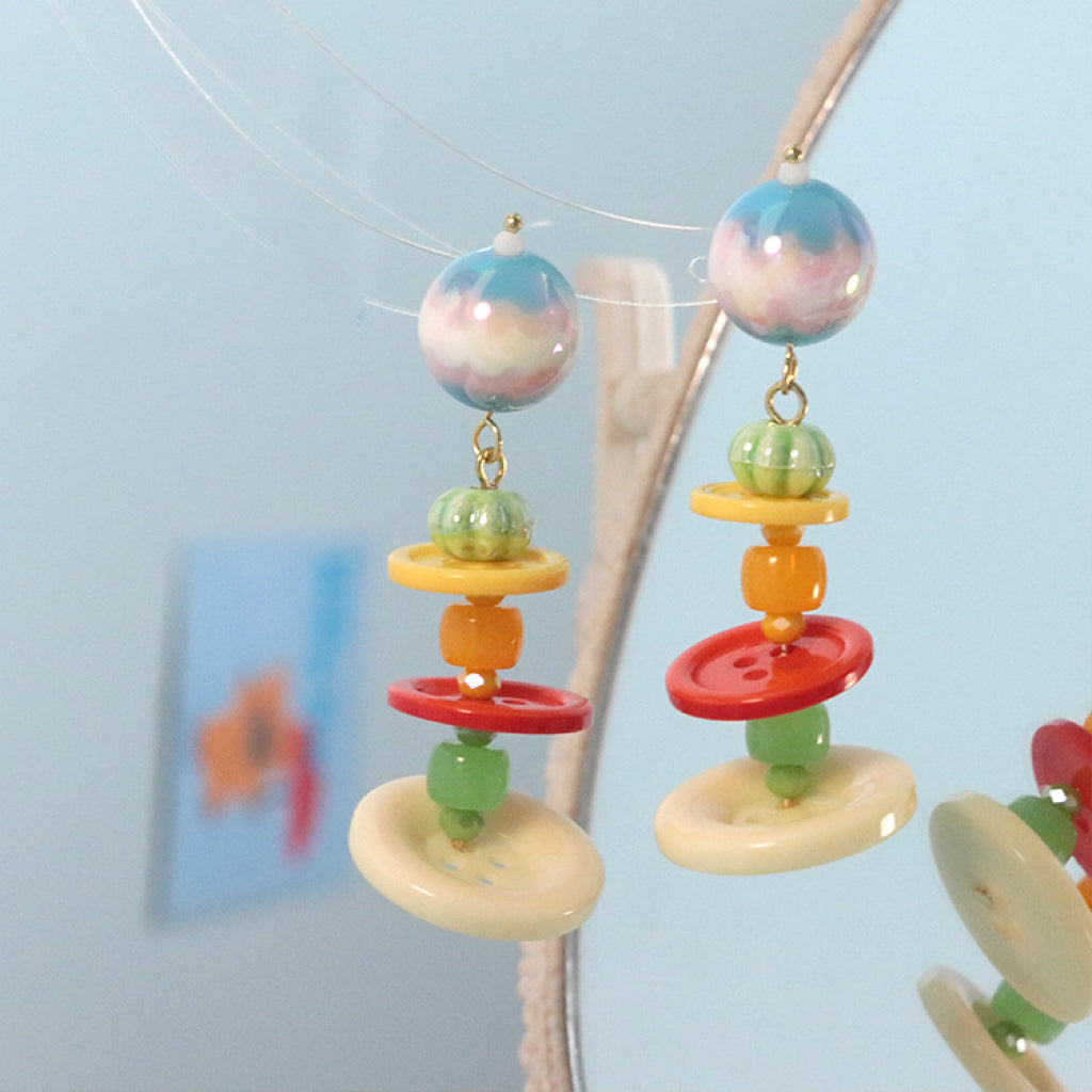 Pendientes de botón coloridos: contraste encantador y estilo divertido 
