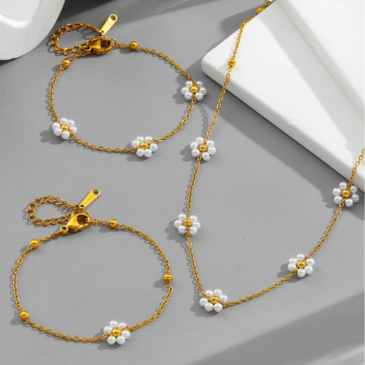 Handgefertigte Perlenkette mit herzförmigen Perlen