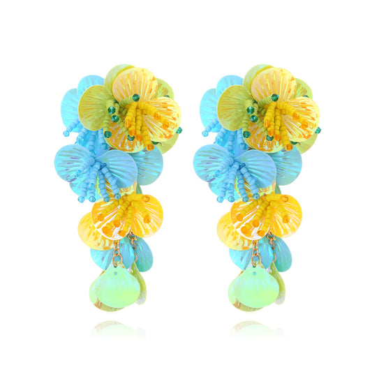 Pendientes de cuentas hechos a mano con flores de lentejuelas de colores 