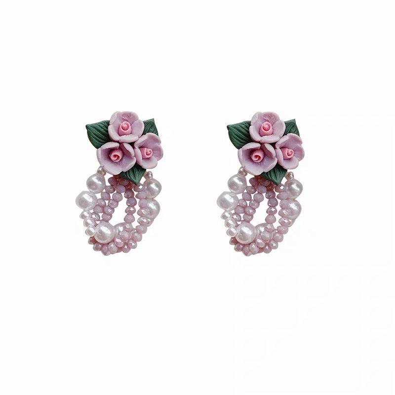 Handgemachte Perlenohrringe mit lila Blumen