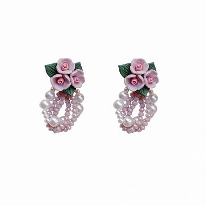 Handgemachte Perlenohrringe mit lila Blumen