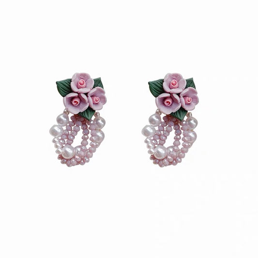 Handgemachte Perlenohrringe mit lila Blumen