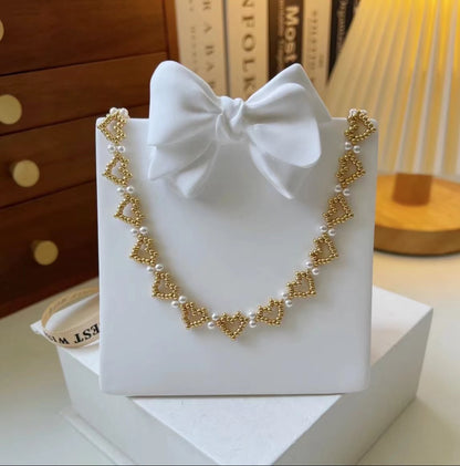 Collar de perlas hecho a mano con cuentas en forma de corazón