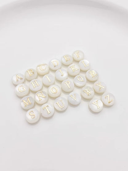 Cuentas de letras del alfabeto de lámina de oro de doble cara hechas de concha de agua dulce natural