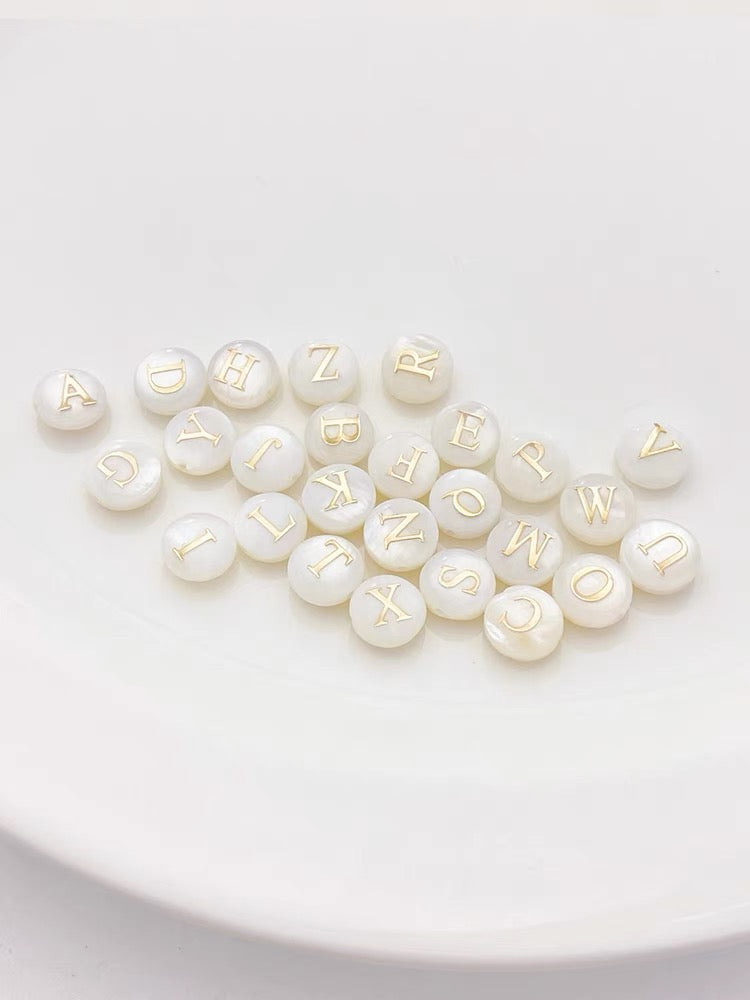 Cuentas de letras del alfabeto de lámina de oro de doble cara hechas de concha de agua dulce natural