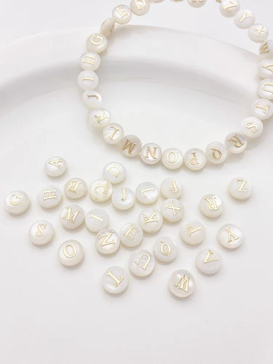 Natürliche Süßwassermuschel, doppelseitige Alphabet-Buchstabenperlen aus Goldfolie