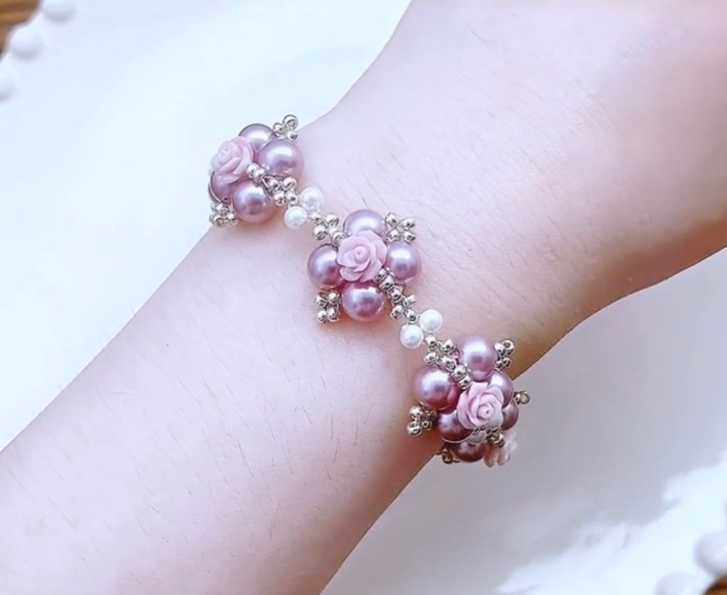 Pulsera hecha a mano con perla de color rosa violeta