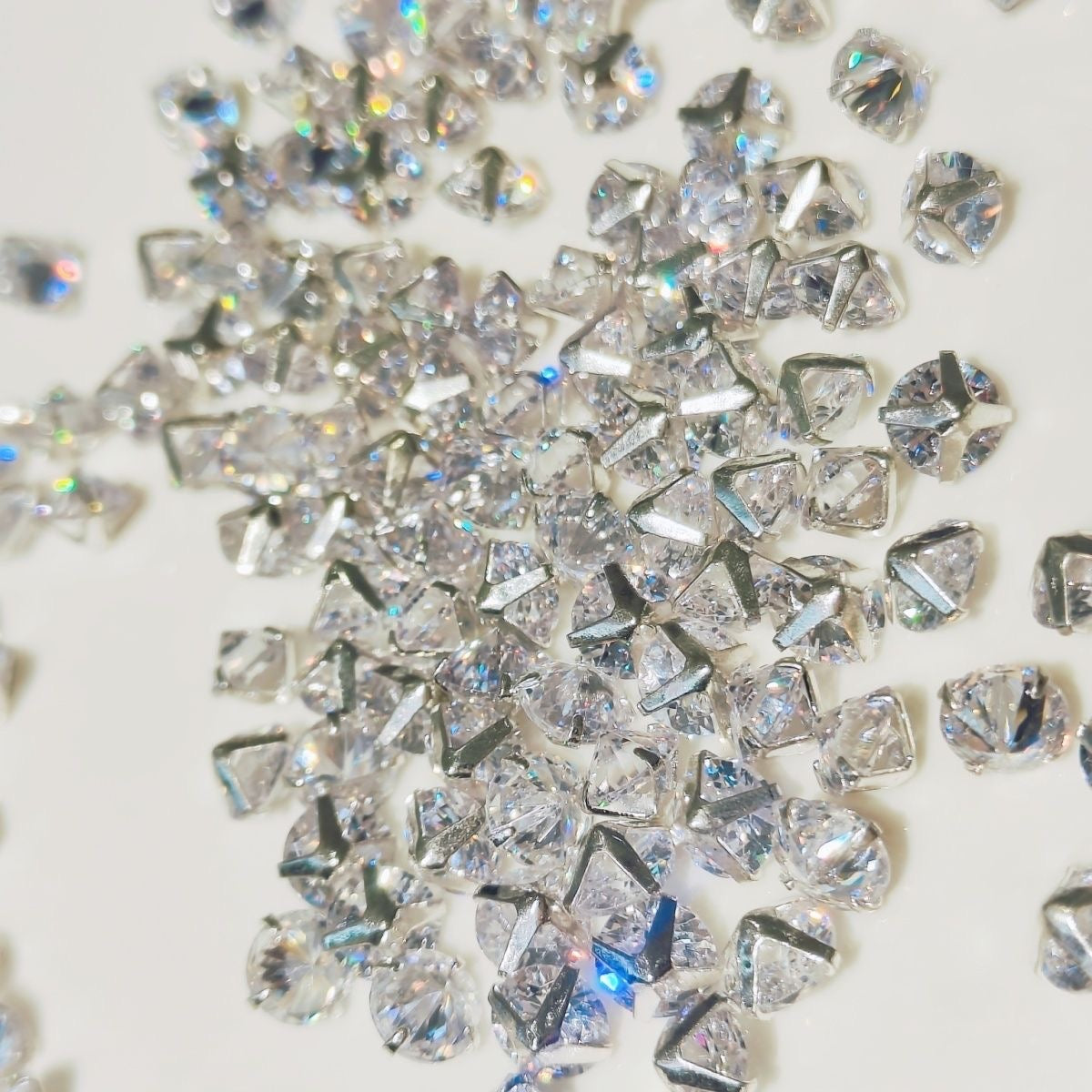 OneMillet 3A Grade Round Reverse-Clamp Zircon 6MM