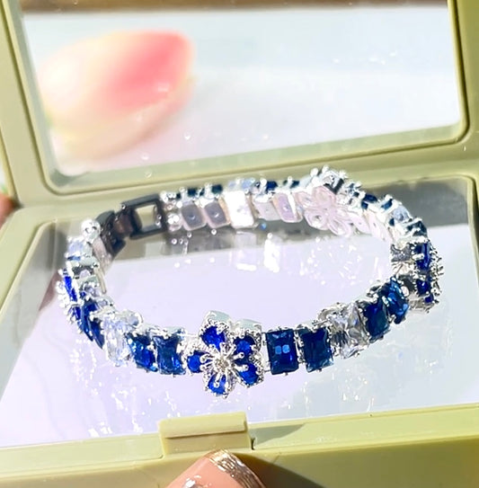 Handgefertigtes Perlen- und Aquamarinarmband