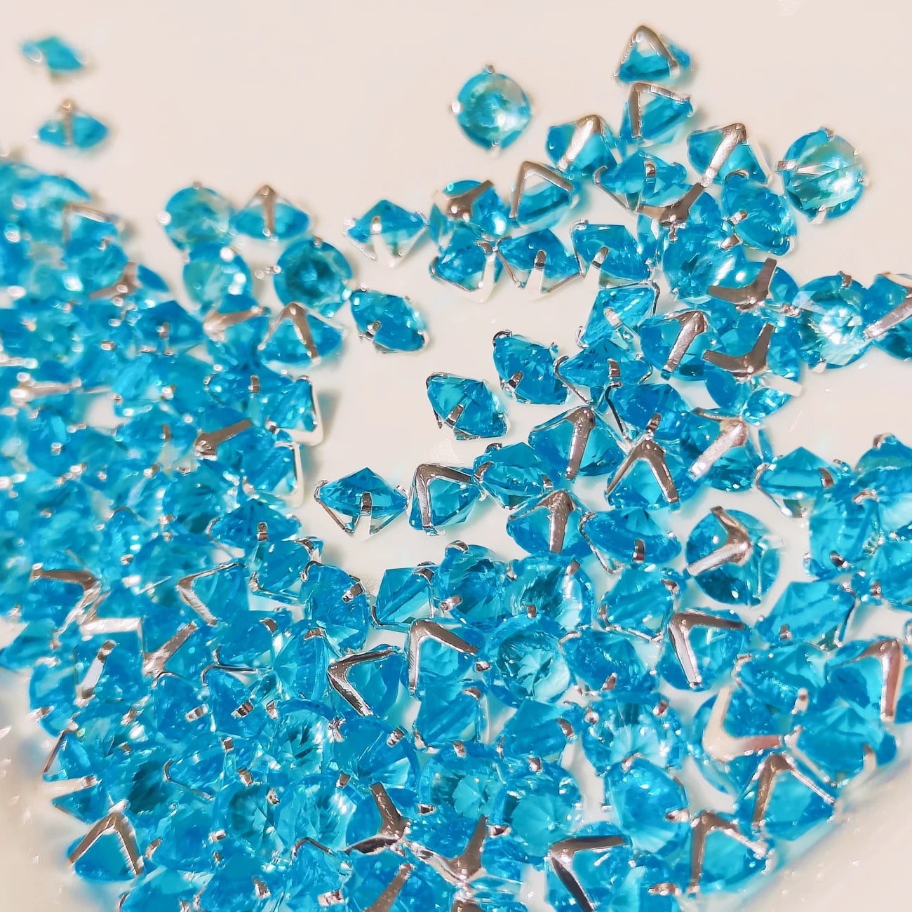 OneMillet 3A Grade Round Reverse-Clamp Zircon 6MM