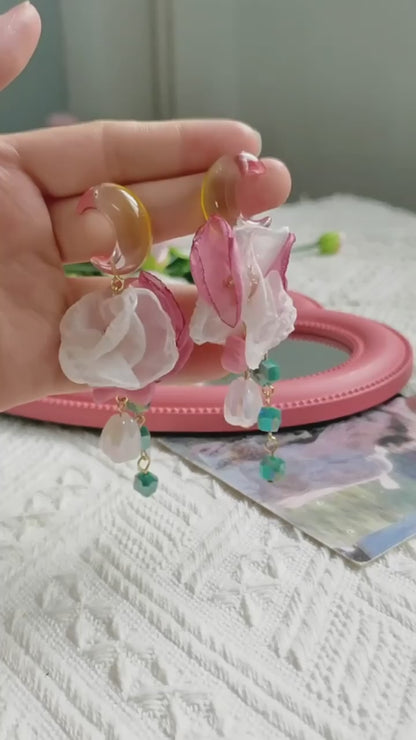 Pendientes de cuentas hechos a mano con diseño de pétalos