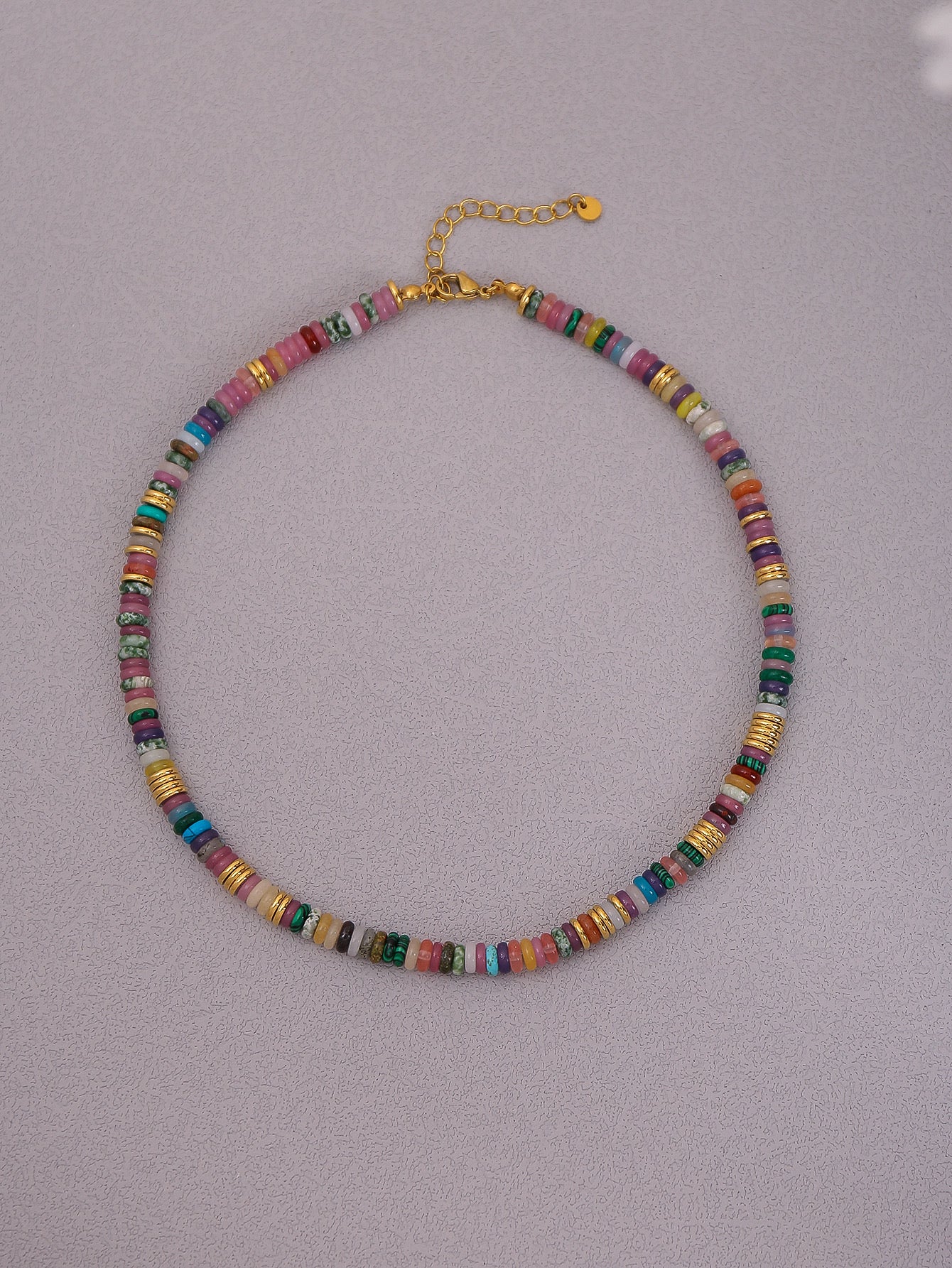 Mehrfarbige Halskette mit natürlichem Edelstein